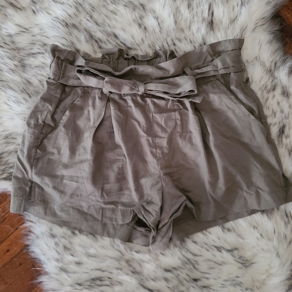 Tie frontnpaper bag shorts, size 5